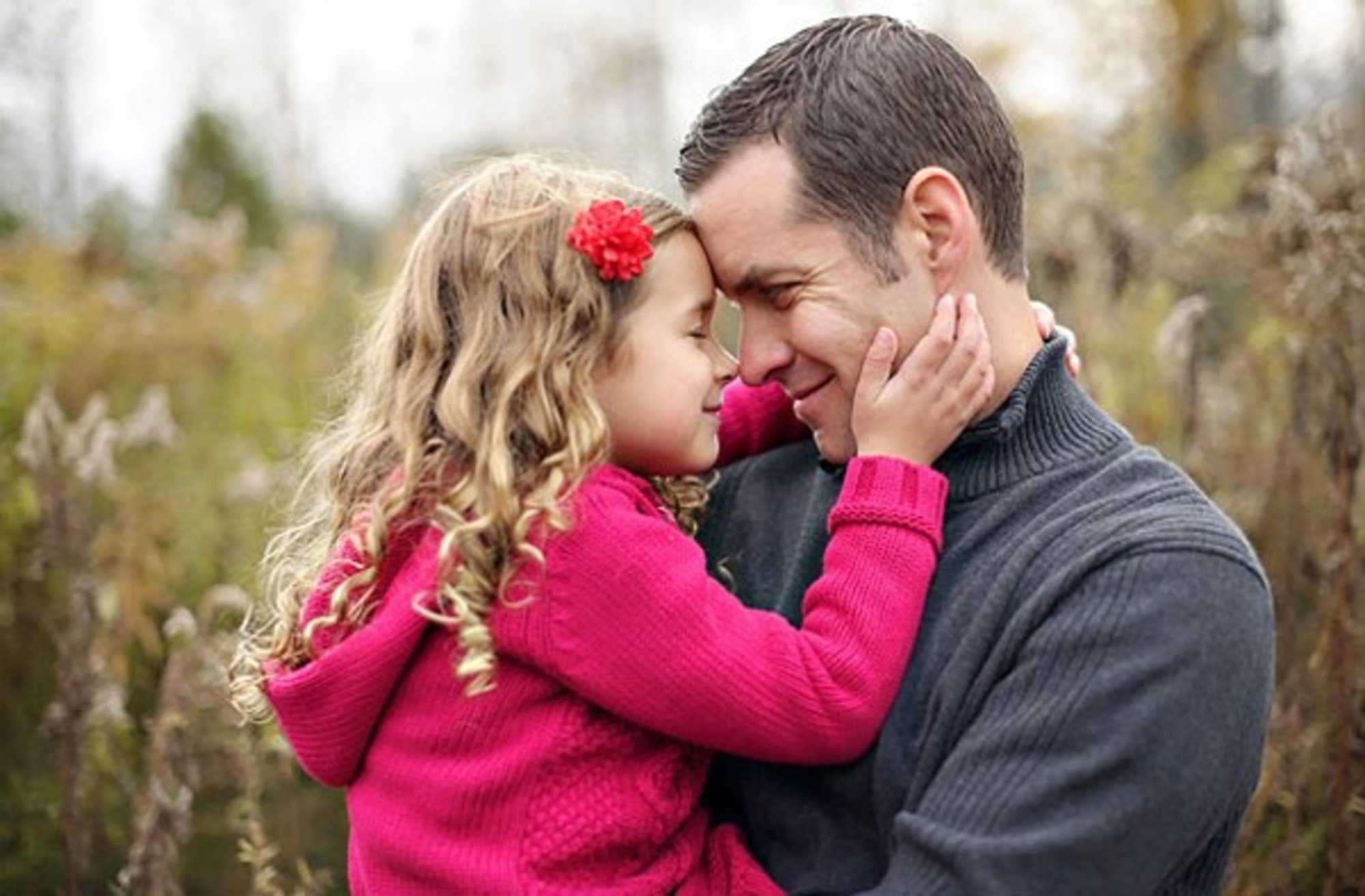 Дочь любит девочку. Отец и дочь. Объятия детей. Маленькая девочка с папой.