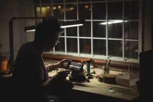 Эмоциональное выгорание в творческой среде: где заканчивается вдохновение и начинается истощение