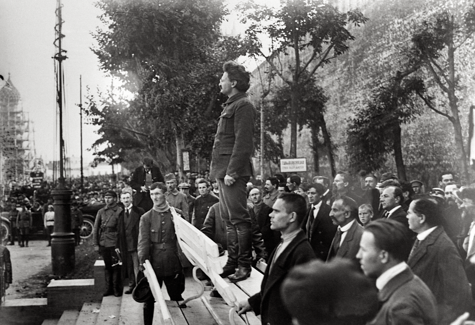 Лев революции. Троцкий революция. Троцкий на митинге. Троцкий перед народом. Выступление Троцкого перед солдатами.