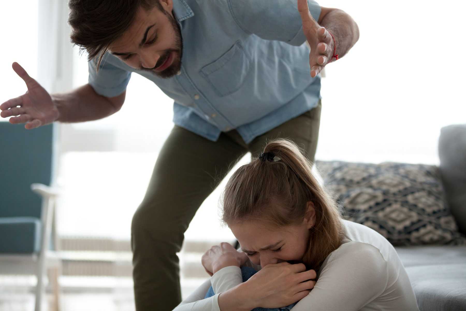 Эмоциональное насилие в семье: причины, признаки, противостояние