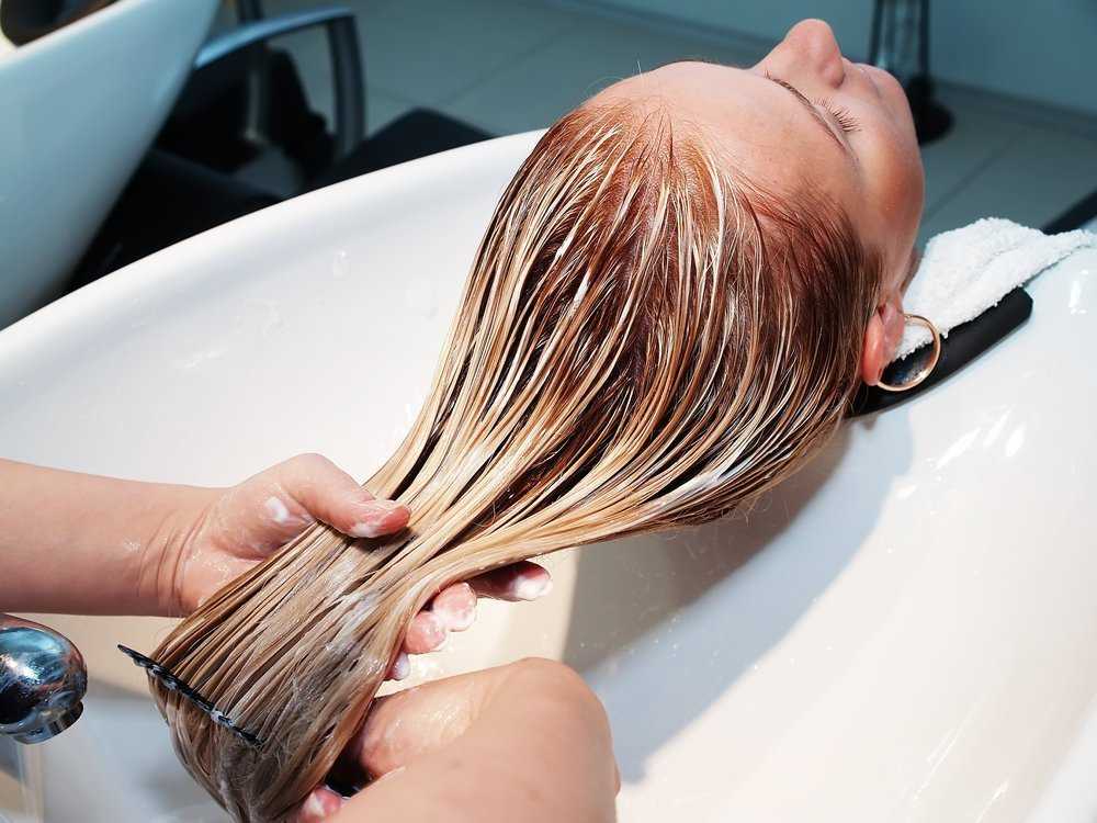 Перед окрашиванием волос омбре мыть голову