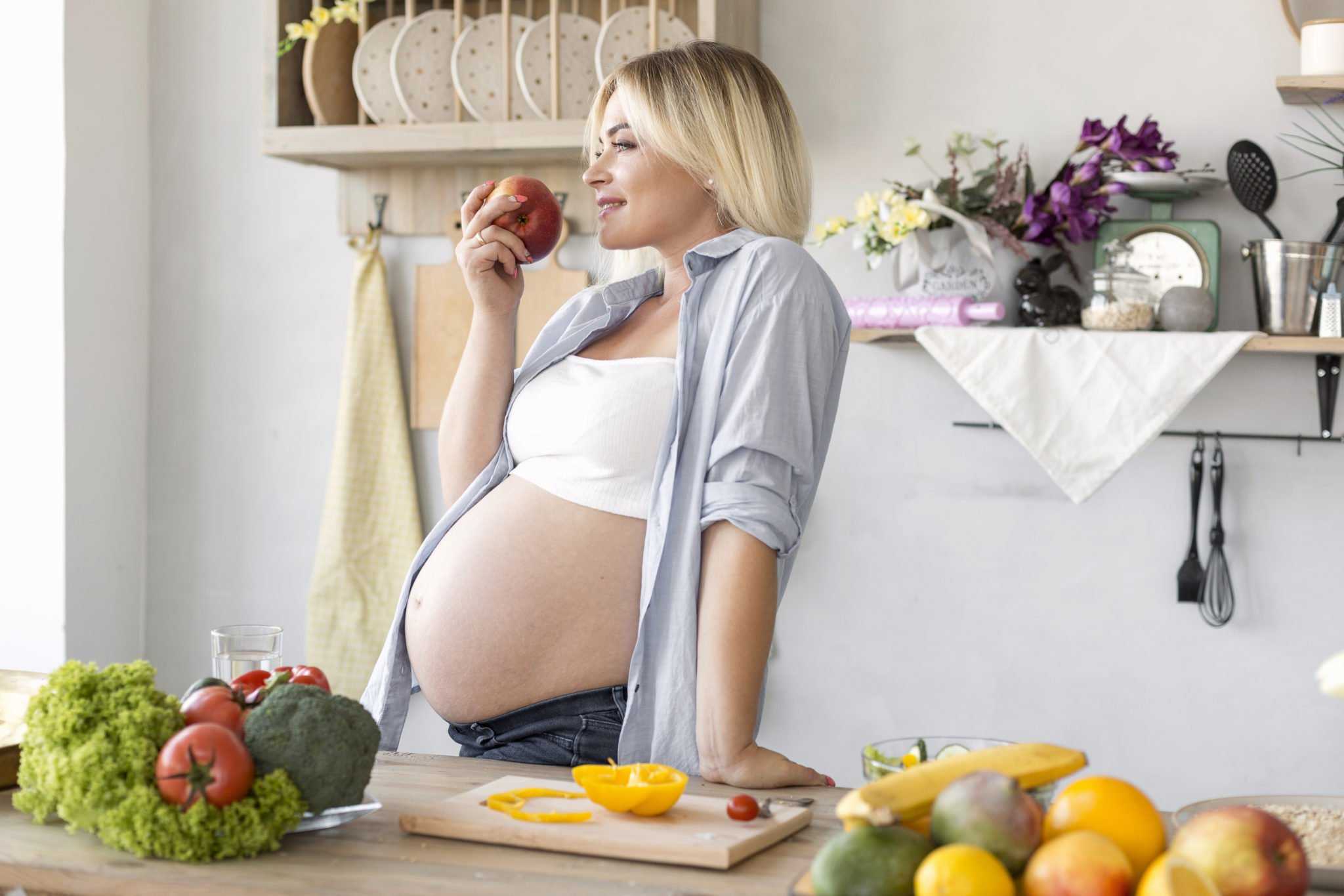 Беременность ем мясо. Беременность питание. Беременность и еда. Беременные женщины. Питание беременной.