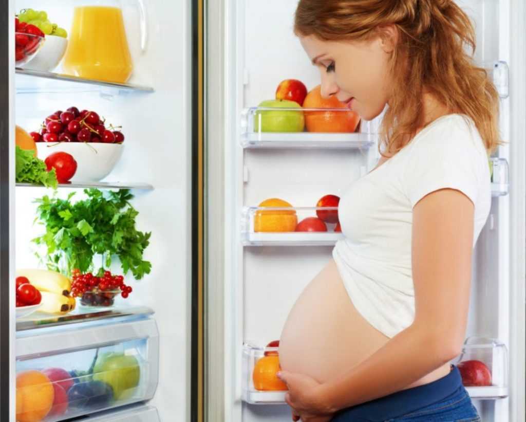 На что тянет женщин во время беременности: мел, сырая гречка и другие пристрастия