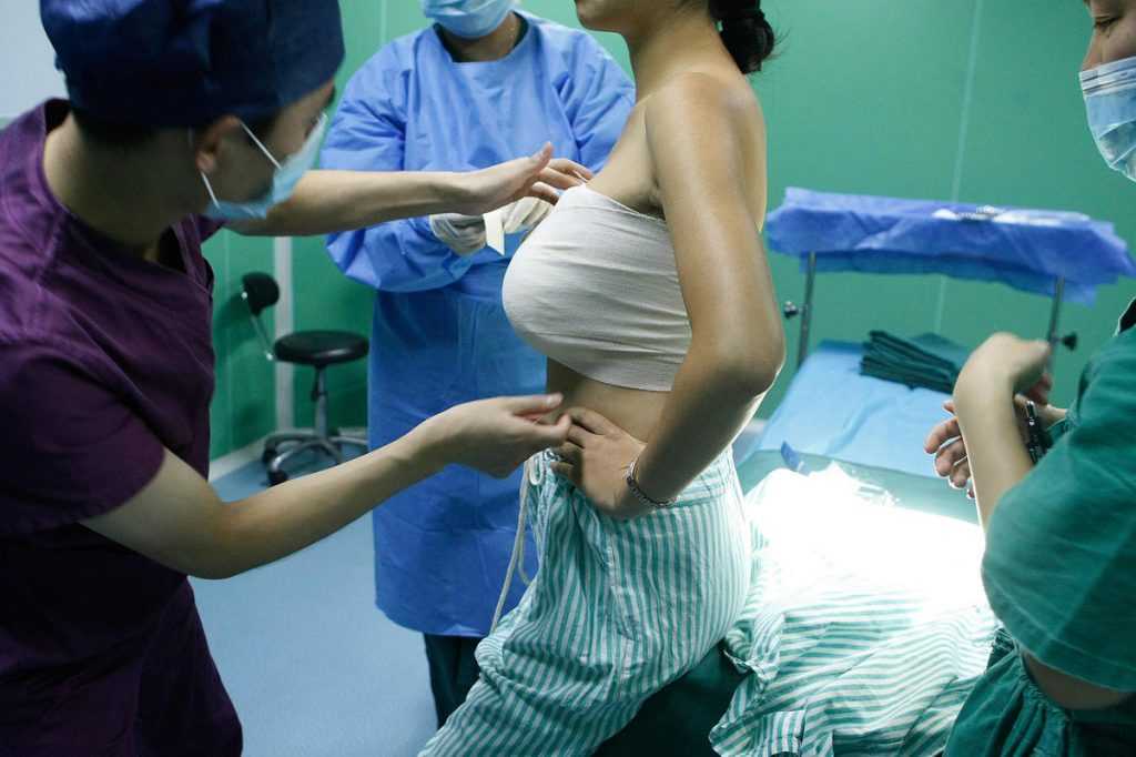 Увеличение груди – одна из самых популярных пластических операций Каковы же новейшие методики в маммопластике, мы узнали у эксперта