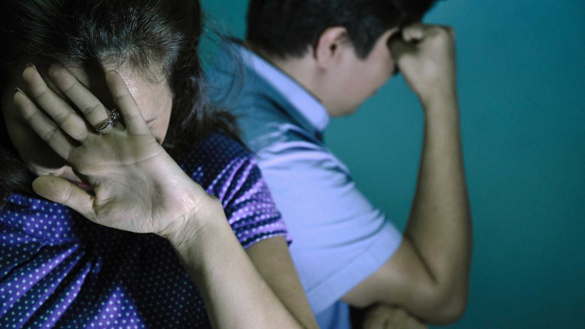 Психологически тяжело, опасно физически – что делать, если вы стали жертвой семейного насилия?
