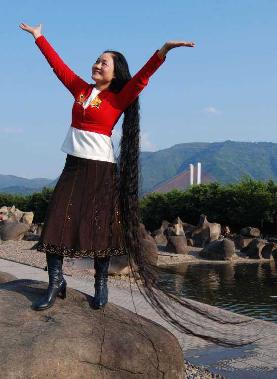 10 удивительных людей с самыми длинными волосами в мире